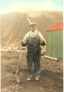 Einar Friðriksson, sem var tippari við vegagerð upp úr 1950. 