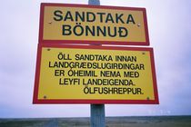 Skilti um að sandtaka sé bönnuð á án leyfis