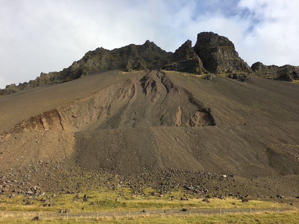 Almannaskarð nr. 16223. Mjög mikil lýti af efnistöku í skriðu í fallegu umhverfi undir Skarðstindi. Nær ómögulegt er að ganga frá námunni svo vel fari.