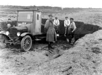 Efnistaka til vegagerðar við Stokkseyri í kringum 1930.