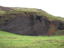 Óhreyfður svartur móbergsveggur