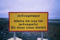 Skilti, aðeins má losa jarðvegsefni