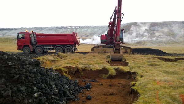 Gróðurtorfur teknar upp í upphafi framkvæmda. (Ljósm. Magnea Magnúsdóttir).